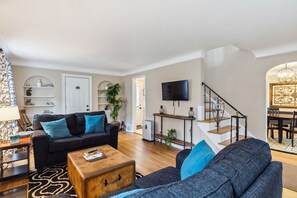 TV, offices - The Henry House I Pet Friendly, Cozy, Convenient (Fairview Park)