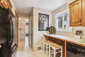 Fridge, microwave, oven, stovetop - The Henry House I Pet Friendly, Cozy, Convenient (Fairview Park)