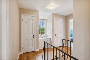 Interior - The Henry House I Pet Friendly, Cozy, Convenient (Fairview Park)