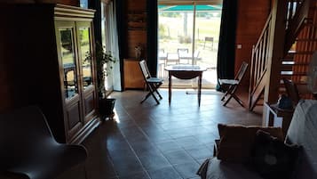 Tv, dvd-spelare, böcker och en stereo