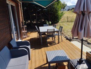 Outdoor dining - Chalet Les Adrets de Sancy-au Coeur de L'auvergne (Saint-Diéry)