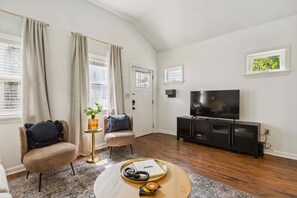 TV, offices - Newly Renovated Tremont Treasure I Cozy + Modern (Cleveland)