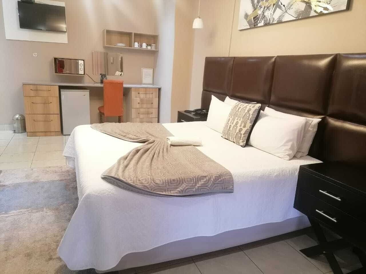 Studio Suite | Brankas, ruang kerja ramah laptop, dan setrika/meja setrika