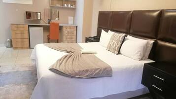 Studio Suite | In-room safe, laptop workspace, iron/ironing board, free WiFi