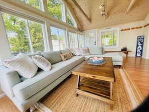 Smart TV, libros, biblioteca musical y videoteca