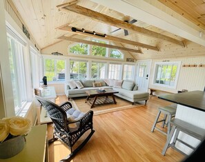 Smart TV, libros, biblioteca musical y videoteca