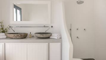 Traditioneel huis | Badkamer | Een douche, handdoeken