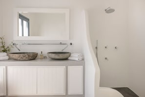 Traditional House | Bathroom | Shower, towels - Pebble Summer House (Paros)