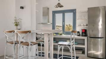 Rumah Tradisional | Dapur pribadi | Lemari es, mesin pencuci piring, dan peralatan masak/sendok-piring