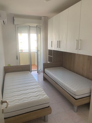 2 soverom, strykejern/-brett, reiseseng for barn og sengetøy