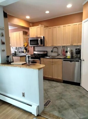 Fridge, microwave, oven, stovetop - Elegant Home in Historic Philadelphia Neighborhood (Philadelphia)