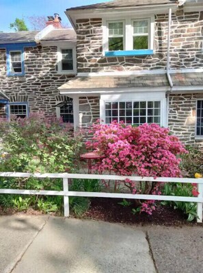 Property grounds - Elegant Home in Historic Philadelphia Neighborhood (Philadelphia)