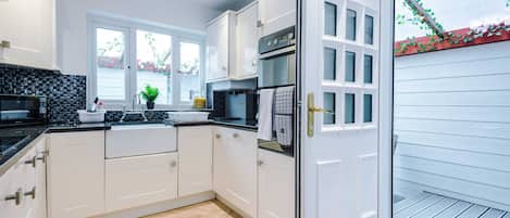 Frigorífico, microondas, horno y placa de cocina