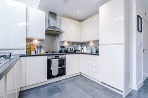 Fridge, microwave, oven, stovetop - Spacious 5BR | Etihad & Co-op Live | Free Parking (Manchester)