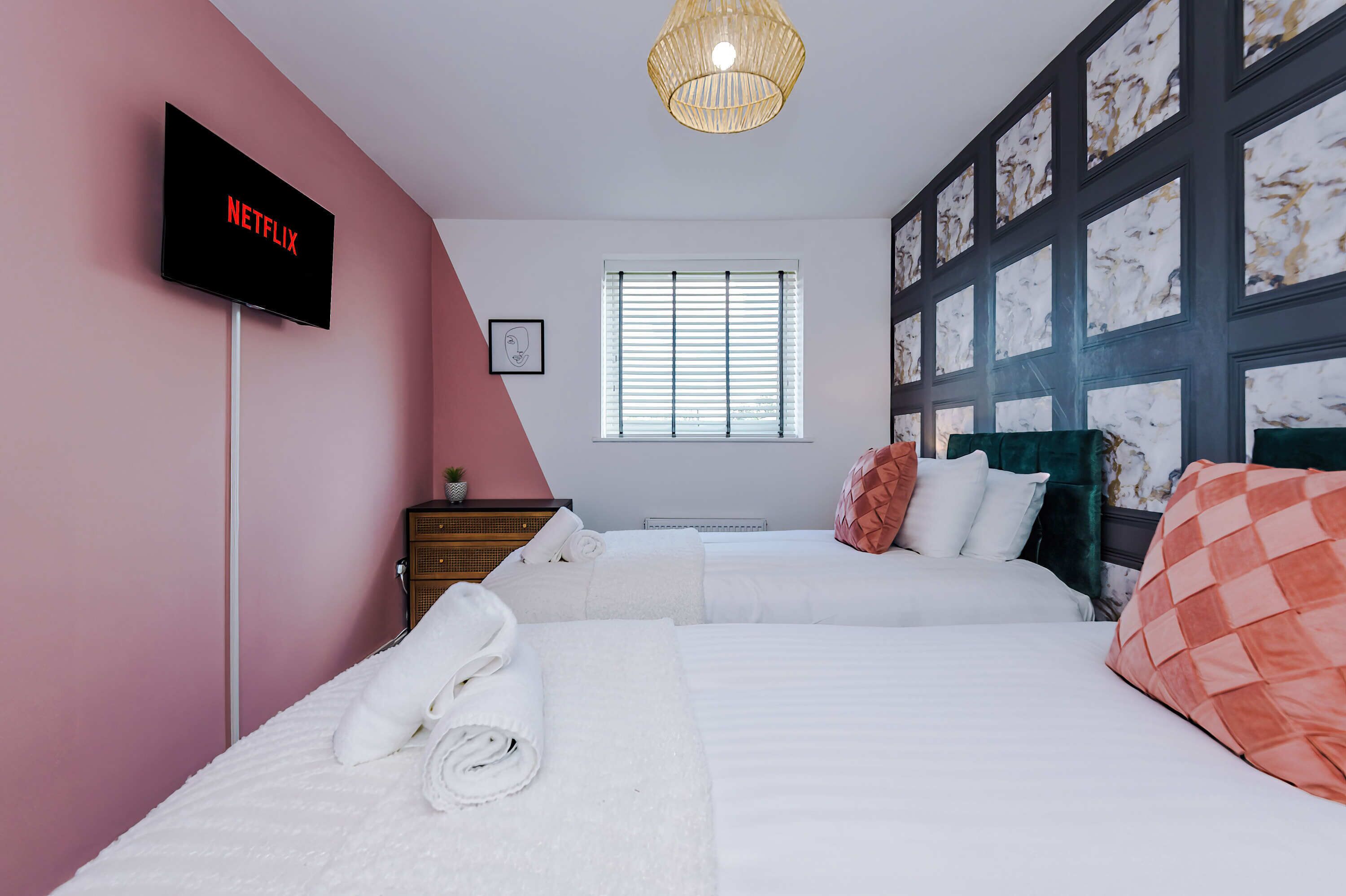 Modern Townhouse (5 Bedrms, Slps 12, Free Parking)