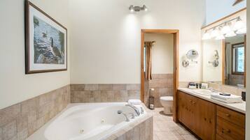 Luxury Room, Garden View | Bathroom