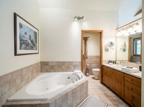 Habitación de lujo, vista al jardín | Baño | Amenidades de baño gratuitas, secadora de cabello, batas, toallas