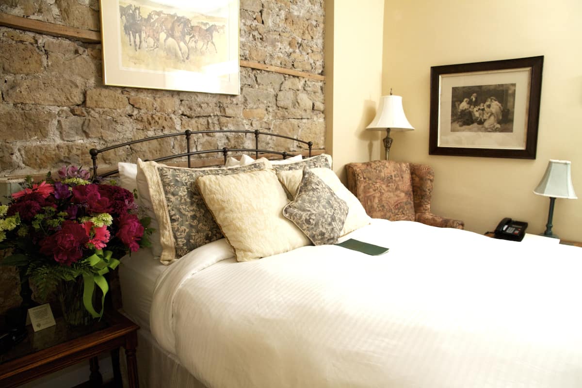 Chambre Confort, 1 grand lit | AccĂšs au Wi-Fi (inclus), literie fournie