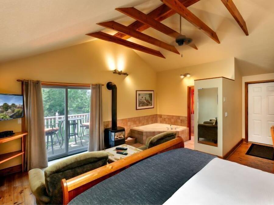 Luxury Room, Garden View | Free WiFi, bed sheets