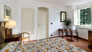 A bedroom with a bed, a desk, two chairs, a lamp, a mirror, and a window. - Incredible villa facing Portofino (Zoagli)