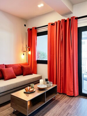 Deluxe Suite | Living area | Smart TV - Exarchia House Project (Athens)