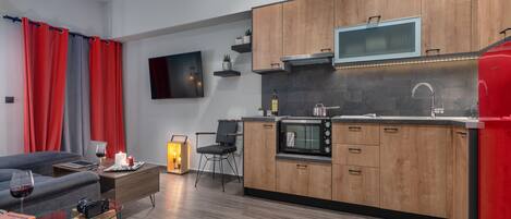 Una cocina moderna con armarios de madera, microondas y horno empotrado.