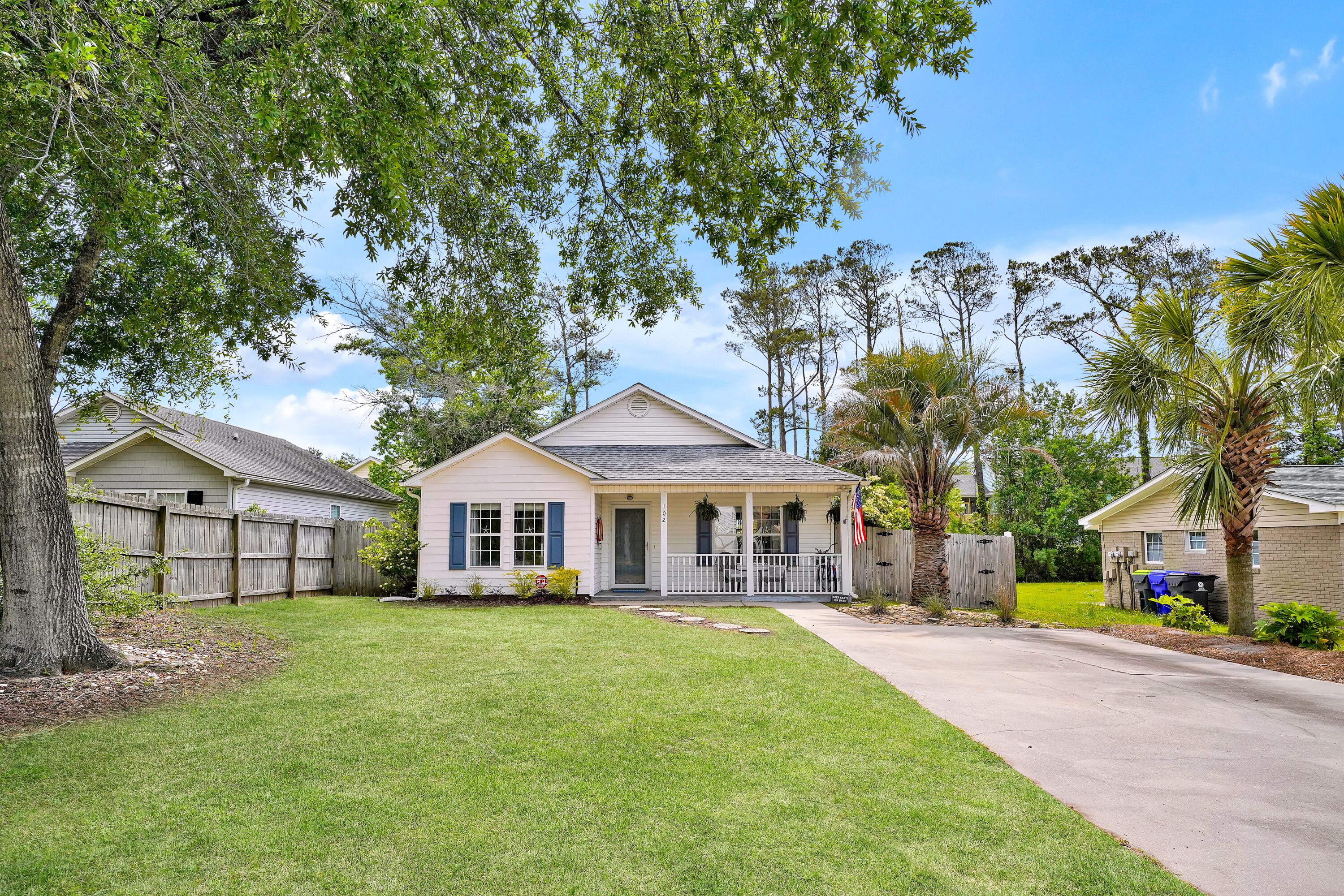 P-Nutt's Place - Short walk to the beach! 2 bed/2bath Home - Sleeps 6! Clean!