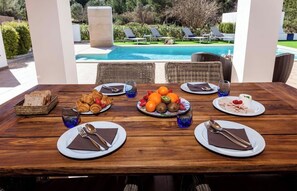 Outdoor dining - CAN PARRAS: Family home with a pool and barbecue, 3-minute walk from the beach (Sant Josep de sa Talaia)