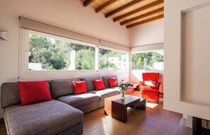 Living area - CAN PARRAS: Family home with a pool and barbecue, 3-minute walk from the beach (Sant Josep de sa Talaia)