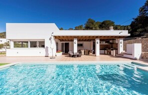Pool - CAN PARRAS: Family home with a pool and barbecue, 3-minute walk from the beach (Sant Josep de sa Talaia)