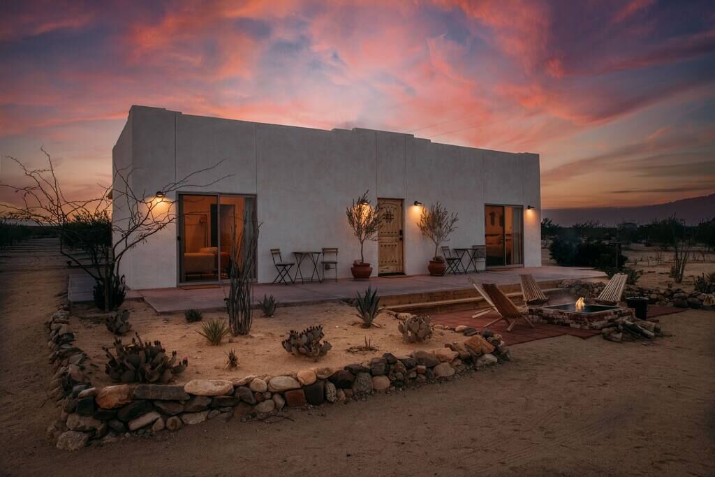 Joshua Tree Olive Farm · Rustic Desert Retreat