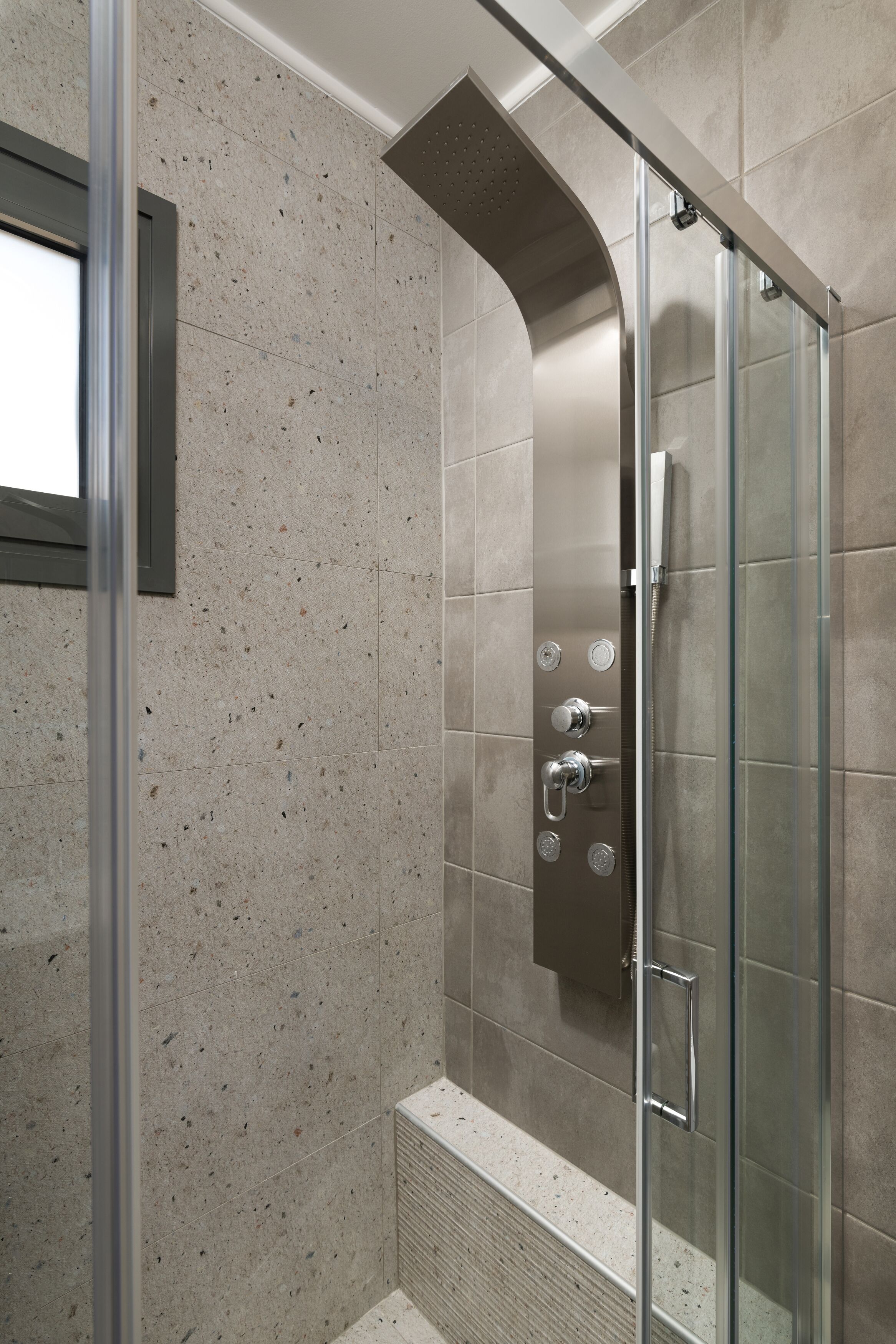 Deluxe House | Bathroom | Shower, rainfall showerhead, free toiletries, hair dryer