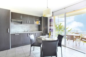 Een koelkast, een magnetron, een vaatwasser