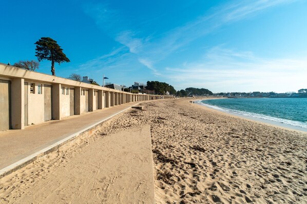 Una spiaggia nelle vicinanze