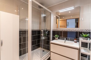 Haartrockner, Handtücher, Seife, Toilettenpapier