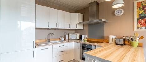 Kjøleskap, mikrobølgeovn, ovn og oppvaskmaskin