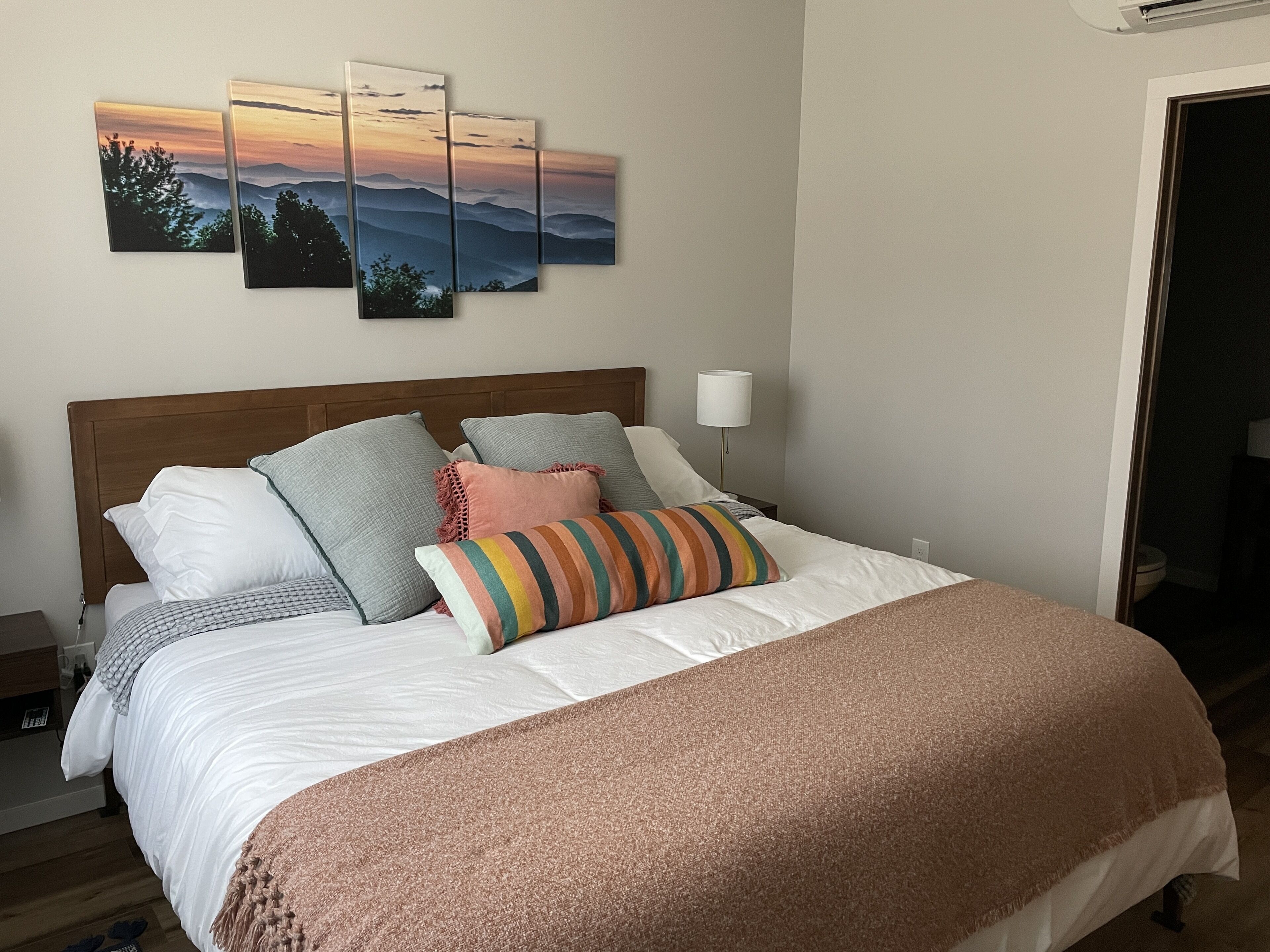 Axes & Roses: King Bed Forest Hideaway with Kitchen