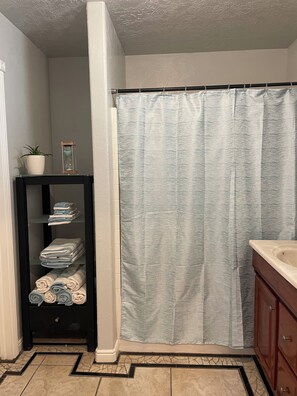 Hair dryer, towels, soap, shampoo - Relax, Recharge, or Adventure near Zion. Perfect base camp--Breakfast included. (Leeds)