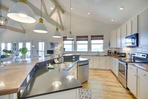 Réfrigérateur, micro-ondes, plaque de cuisson, lave-vaisselle