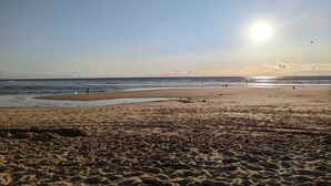 A beach with a clear sky and the sun shining. - Jasmin - Nature & sea with terrace and play area (Lesperon)