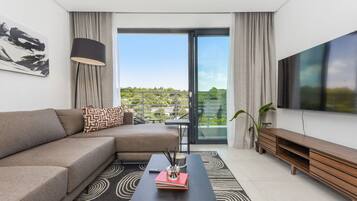 Apartemen Comfort | Area keluarga | Televisi layar datar 50-inci dengan saluran TV kabel, TV, dan Netflix