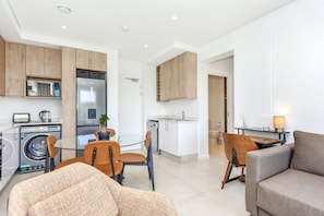 Departamento Confort | Cocina privada | Refrigerador, microondas, horno y parrilla de estufa 