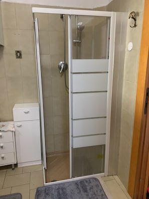 Chuveiro, bidê, toalhas de banho