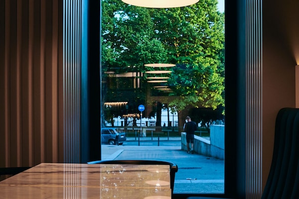 Se sirven desayunos y almuerzos; cocina portuguesa; con vista al jardín