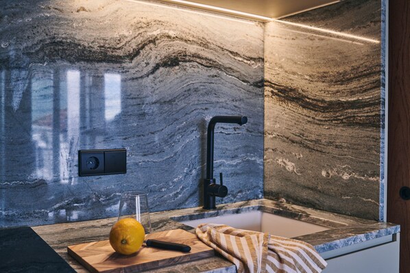 Estudi en suite superior | Cuina privada | Frigorífic petit i utensilis de cuina, vaixella i coberteria