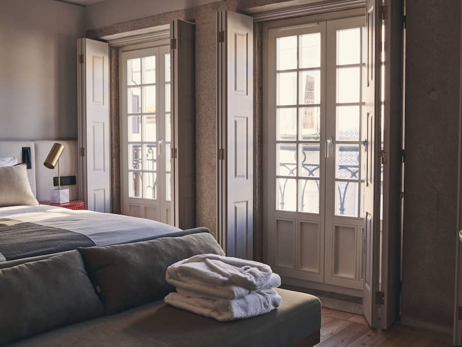 Minibar, caja de seguridad en la habitación y muebles diferentes