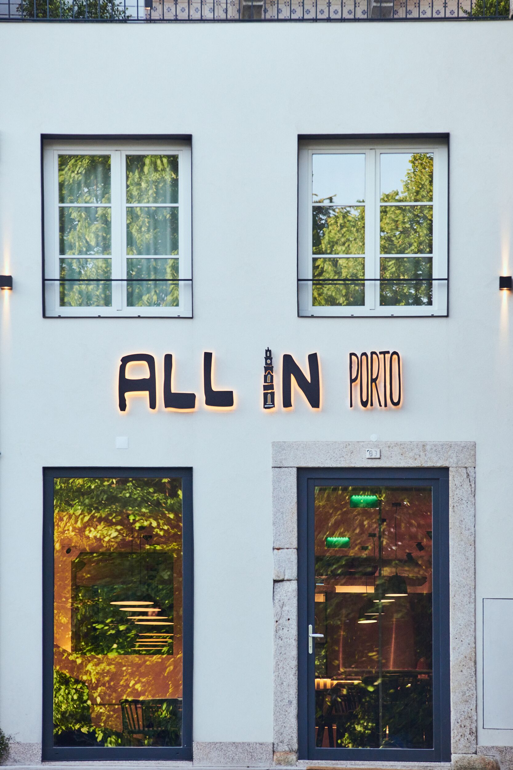 Se sirven desayunos, comidas y cocina portuguesa con vista al jardín
