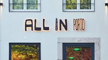 Se sirven desayunos, comidas y cocina portuguesa con vista al jardín