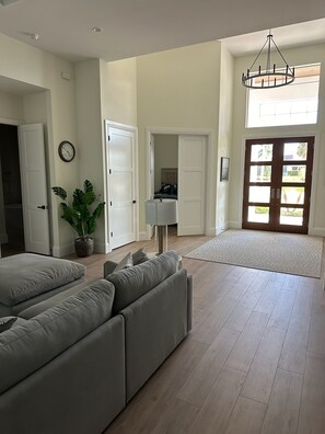 المنشأة من الداخل