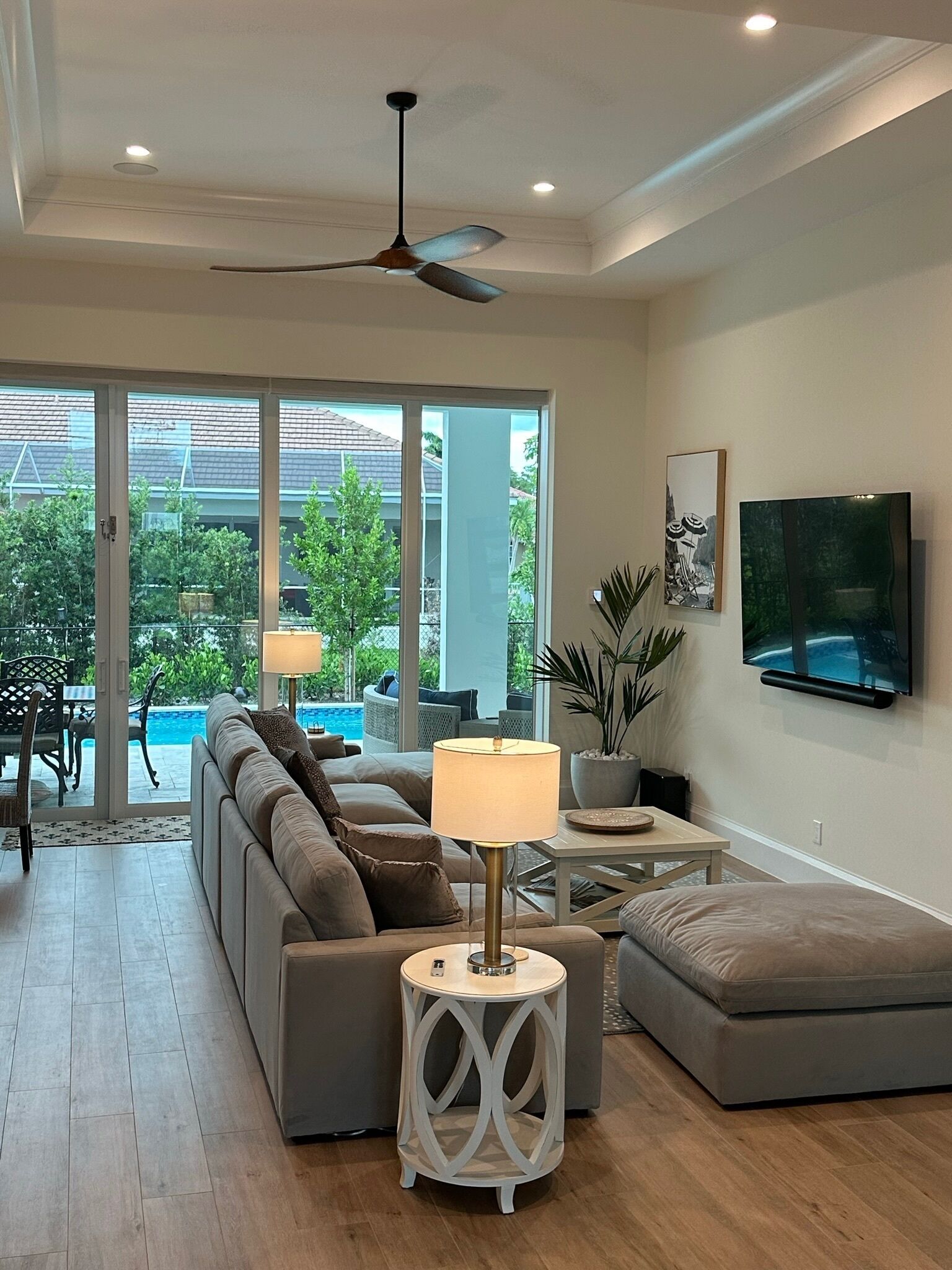 Älytelevisio, musiikkikirjasto, videokirjasto, stereot